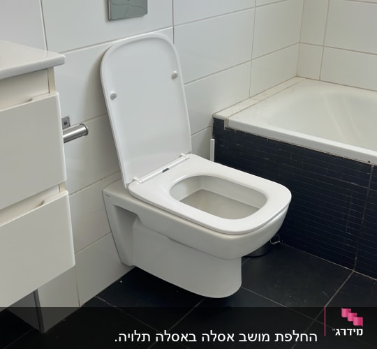 שירותים וחדר אמבטיה עם אריחים לבנים